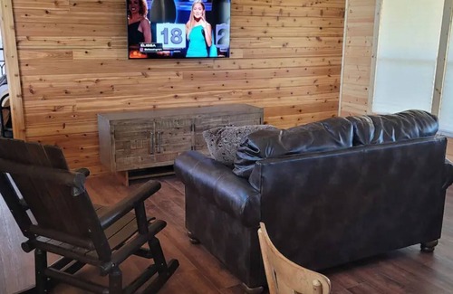 Bluff Dale Cabin | Charming 2-bedroom cabin with Wi-Fi, AC in amazing Morgan Mills, Texas
