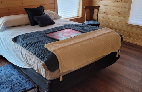 Bluff Dale Cabin | Charming 2-bedroom cabin with Wi-Fi, AC in amazing Morgan Mills, Texas