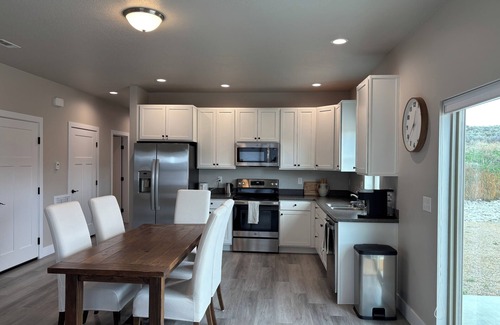 Stevensville House | Charming 2-bedroom house in Stevensville with AC, WiFi