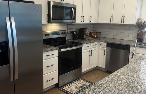 Summerville Apartment | Charming 2-bedroom apartment in Summerville with WiFi and AC