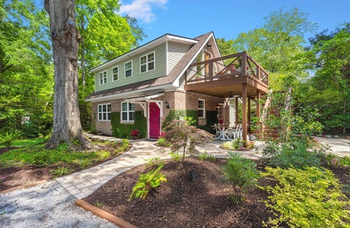Summerville Cottage | Charming 2-bedroom cottage within walking distance of Downtown Summerville!