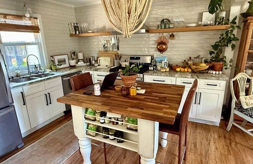Sylvan Lake House | Charming 2-bedroom house in beach community