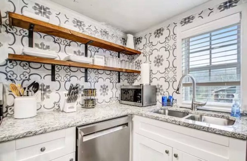 Talking Rock Cottage | Charming 2-bedroom cottage in fantastic Talking Rock with Hot Tub, Fireplace