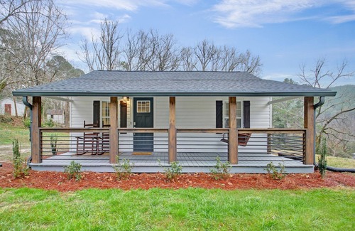 Talking Rock Cottage | Charming 2-bedroom cottage in fantastic Talking Rock with Hot Tub, Fireplace