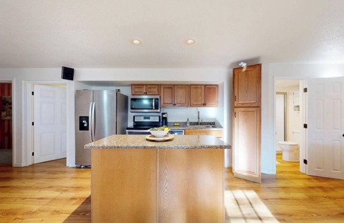 Westminster House | Charming 2-bedroom suite and Private Home Theater 7.2 dolby