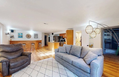 Westminster House | Charming 2-bedroom suite and Private Home Theater 7.2 dolby