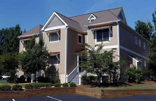 Lackey Cottage | Charming 2-bedroom cottage, pools & fitness room, WiFi in historic Williamsburg