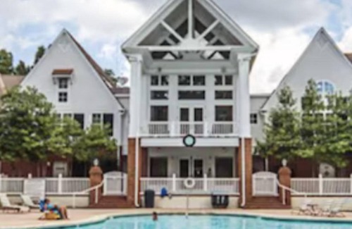 Lackey House | Charming 2-bedroom townhome in nice Williamsburg with WiFi, fitness room