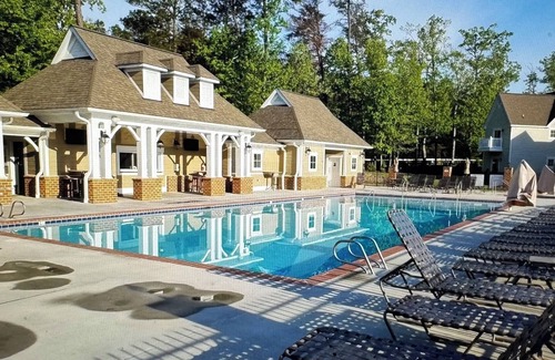 Lackey House | Charming 2-bedroom estate in beautiful Williamsburg with WiFi, fitness room