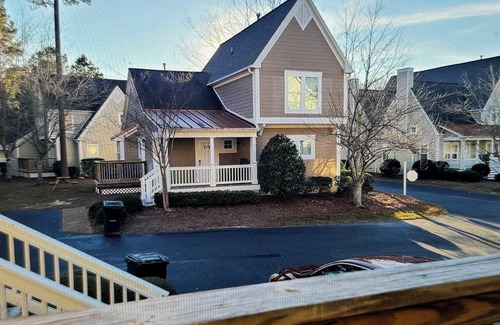 Lackey House | Charming 2-bedroom estate in beautiful Williamsburg with WiFi, fitness room