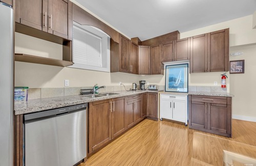 White Rock Villa | Charming 2-bedroom villa in lovely White Rock with WiFi