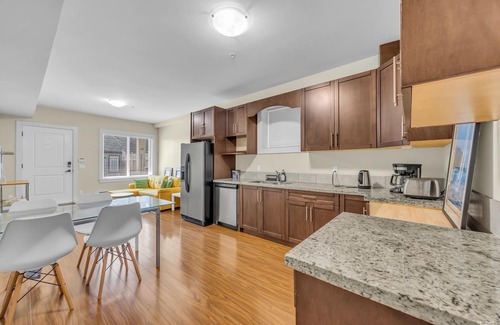 White Rock Villa | Charming 2-bedroom villa in lovely White Rock with WiFi