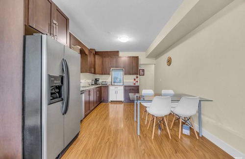 White Rock Villa | Charming 2-bedroom villa in lovely White Rock with WiFi