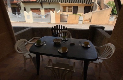 La Franqui Villa | Charming 2-Bedroom Villa with Terrace, Parking, 600m from Beach, Sleeps 5 - La Franqui