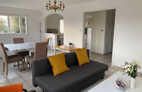 La Gaude Apartment | Charming 2 bedroom villa apartment with pool and garden between Nice and Vence