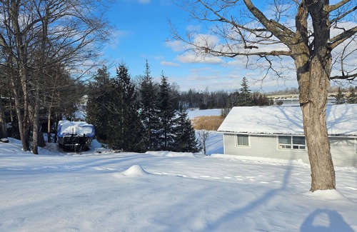 Campbellford Cottage | Charming 2-bedroom waterfront cottage with WiFi, AC, solarium, in campbellford