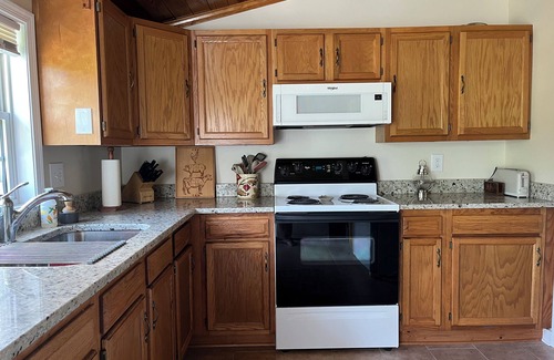 Mount Holly Cottage | Charming 2-bedroom waterfront cottage in Montross