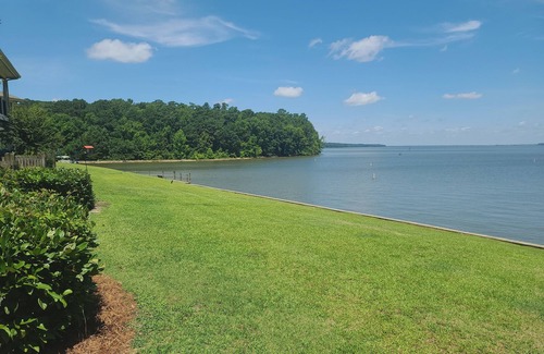 Summerton Condo | Charming 2 Bedroom Waterfront Lake Marion Condo