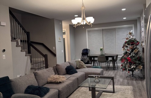 Fort Gary House | Charming 2-bedroom with WiFi, AC in fabulous Winnipeg