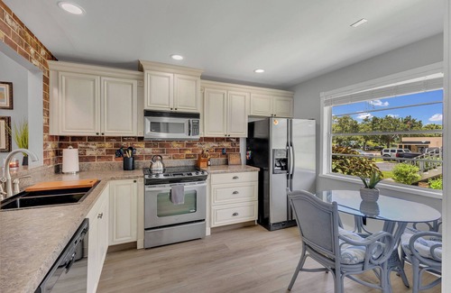 Historic Downtown Melbourne Condo | Charming 2 Bedrooms & 1 Bath Ground Level+End Unit Condo in Melbourne with WiFi