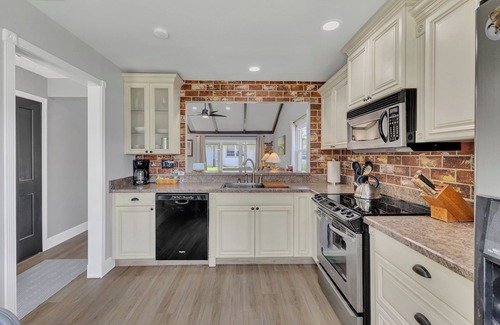 Historic Downtown Melbourne Condo | Charming 2 Bedrooms & 1 Bath Ground Level+End Unit Condo in Melbourne with WiFi