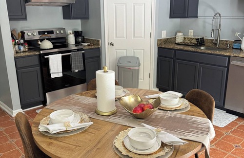 Brooklyn House | Charming 2 Bedrooms in Quiet Baltimore Townhome – All-Inclusive Perks!