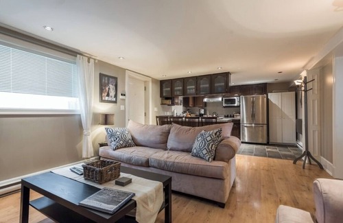 Kensington-Cedar Cottage Apartment | Charming 2 bedrooms suite in character home