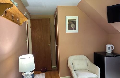 Etna House | Charming 2-bedrooms with full bath - WiFi, AC in lovely Forest getaway