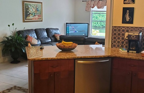 Laurel House | Charming 2-beds house on the lake. Pool and large patio. Close to the beaches.