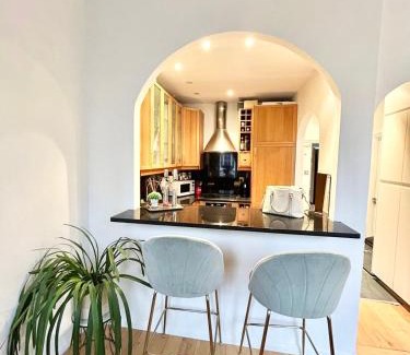 Earl's Court Apartment | Charming 2 Beds in Chelsea By Earl's Court Station