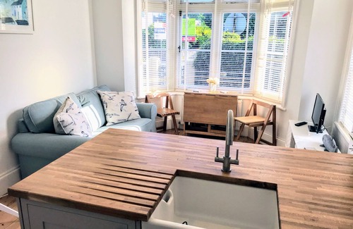 Worthing Apartment | Charming 2 br apartment next to worthing station, close to town and seafront