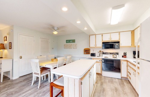 Kitty Hawk Condo | Charming 2 BR Condo - Convenient location - Close to beach - Community pool - WD