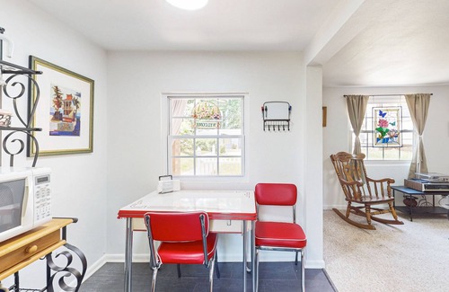Hendersonville House | Charming 2 BR house near downtown Hendersonville w/washer/dryer
