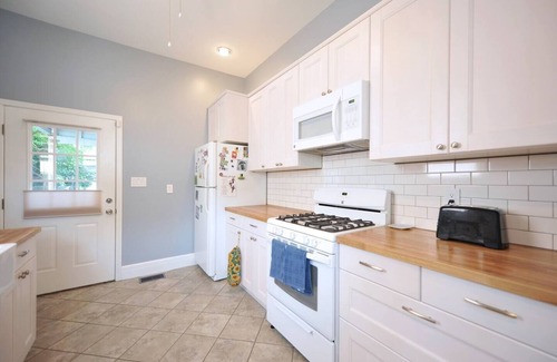 Schnitzelburg House | Charming 2 BR home by Emerson Park & Gardens - UL, Downtown, Shopping and Eats