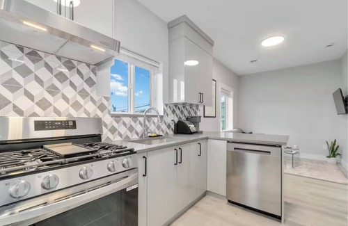 Sunset House | Charming 2 BR Lane way home