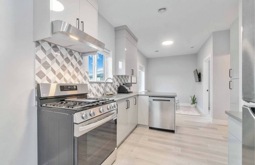 Sunset House | Charming 2 BR Lane way home