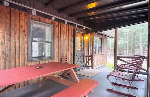Reeders Cabin | Charming 2 BR Log Cabin in the Poconos
