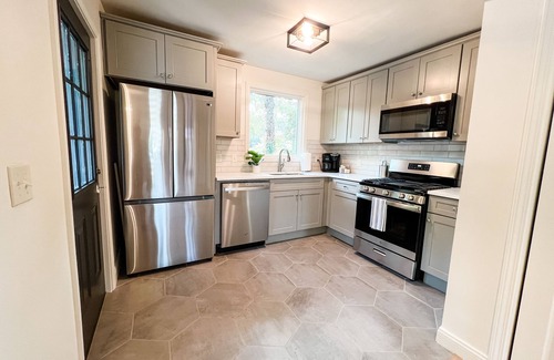 Homewood House | Charming 2 BR Townhome in the Heart of Homewood