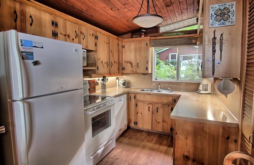 Bala Cottage | Charming 2 brdm cottage, 2 bdrm Guest House. Boathouse Deck! 5 min Bala!