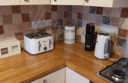Southville House | Charming 2 double bed cottage style house in the city