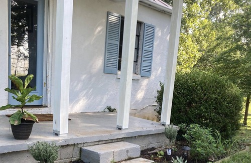 Boyd Tavern House | Charming 2 Floor Cottage on Picturesque Farm