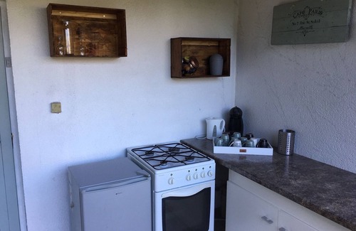 Domfront en Poiraie Cabin | Charming 2-Bed Cabin in Domfront-en-Poiraie