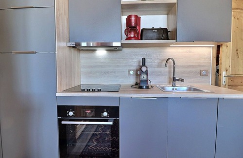Meribel-Mottaret Apartment | Charming 2-Room Cabin Ski-In/Ski-Out, Near Shops, Sleeps 6