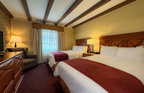 Western Division Hotel | Charming 2-Unit Suites w/Modern Comfort & Steps to Museums & Local Dining