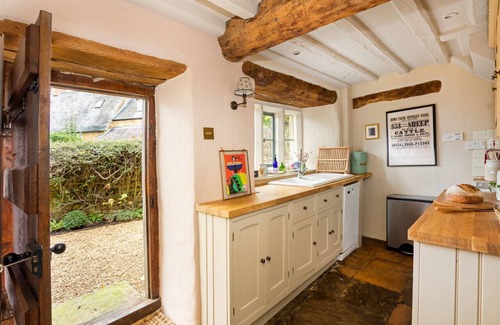 Kingham House | Charming 2BD Cottage in the Heart of Kingham