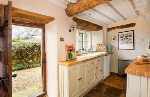 Kingham House | Charming 2BD Cottage in the Heart of Kingham!