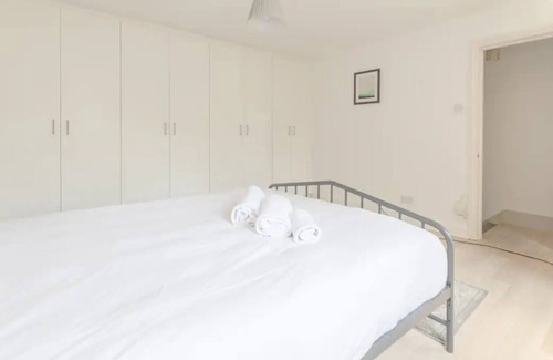 Askew Apartment | Charming 2BD Flat with Garden near Hammersmith