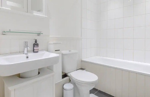 Askew Apartment | Charming 2BD Flat with Garden near Hammersmith