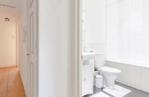 Askew Apartment | Charming 2BD Flat with Garden near Hammersmith