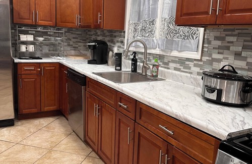 Orange House | Charming 2Br 2B house with WiFi and Lux Amenities near NY, Train & EWR Airport